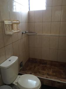 uma casa de banho com WC e piso em azulejo em Ramirez House em Arequipa