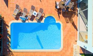 una piscina al lado de un edificio en Secret Escape Villa Heated Pool and Jacuzzi, en Kolimvárion