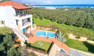 una vista aérea de una casa con piscina en Secret Escape Villa Heated Pool and Jacuzzi, en Kolimvárion