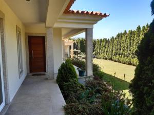 eine Eingangstür eines Hauses mit Garten in der Unterkunft Vivenda do Parque Arouca in Arouca