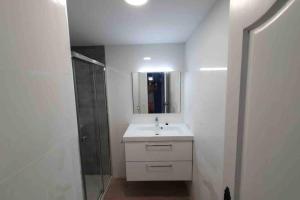 Ένα μπάνιο στο Renoviertes Strandappartment mit Meerblick +18 φωτογραφίες