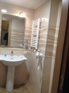 Ванная комната в Cozy room in ORBI Palace Hotel
