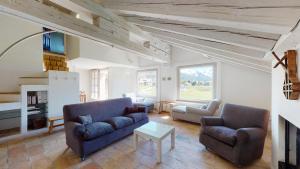 uma sala de estar com dois sofás e uma mesa em Luorza 4 - ZWG em Surlej