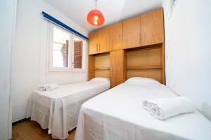 Posteľ alebo postele v izbe v ubytovaní HomeHolidaysRentals Miramar - Costa Barcelona