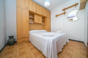 Posteľ alebo postele v izbe v ubytovaní HomeHolidaysRentals Miramar - Costa Barcelona