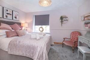 1 dormitorio con 1 cama, 1 silla y 1 ventana en Victoria Retreat en York