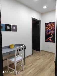 Camera con una scrivania, una sedia e un quadro. di Residenza Marvasi 10 a Caserta