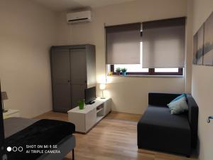 a small living room with a couch and a television at Residenza Marvasi 10 in Caserta