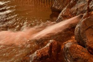 旭川市にあるドーミーイン旭川の岩から流れ出る水