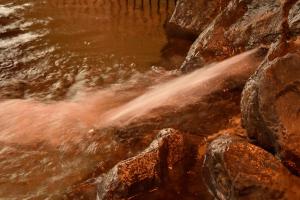 una corriente de agua saliendo de las rocas en Dormy Inn Asahikawa, en Asahikawa