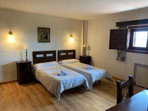 1 dormitorio con 2 camas, mesa y sidx sidx sidx de mesa en Finca Privada 6 hectareas Villa-Santa Escolástica, en Sepúlveda