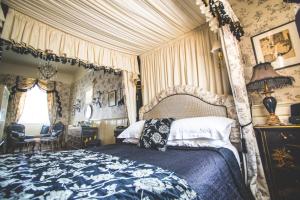 a bedroom with a bed with a blue and white blanket at Jeakes House in Rye