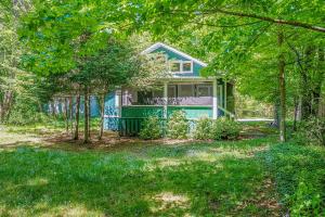 une maison dans les bois avec des arbres dans l'établissement Park Vogel Cottage, à Frankfort