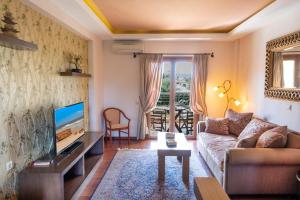 A television and/or entertainment centre at Country Inn