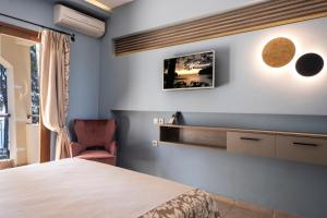 A bed or beds in a room at Country Inn