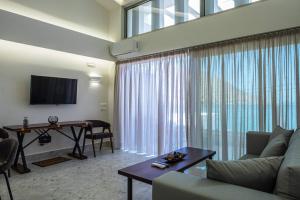 Телевизор и/или развлекательный центр в Nama Sea Side Suites