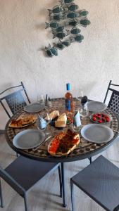 una mesa con platos de comida encima en MENTON, centre historique, vue mer, en Menton