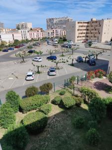 una vista aérea de un aparcamiento en una ciudad en Lappartement en Saint-Cyprien-Plage