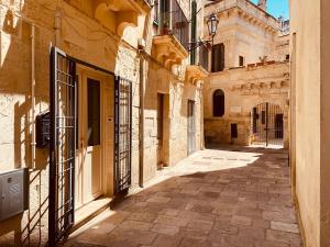 un vicolo in un centro storico con un edificio di Dimore di Lecce - Il Vico a Lecce