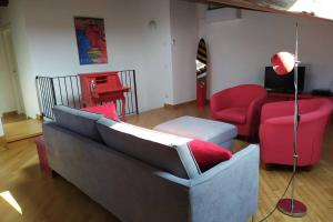 A seating area at Trilocale in centro storico a Spoleto