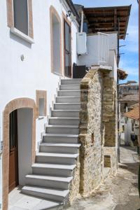eine Treppe in einem Haus mit einer Steinmauer in der Unterkunft Terrazzo sullo Ionio in Nova Siri