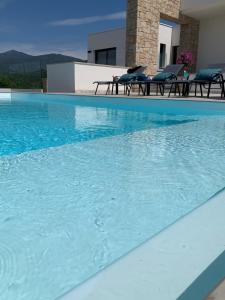 Bazén v ubytování LES VILLAS DU DOMAINE NAPOLEON CORSICA vue mer et piscine nebo v jeho okolí