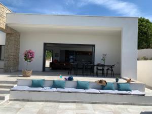 Posezení v ubytování LES VILLAS DU DOMAINE NAPOLEON CORSICA vue mer et piscine