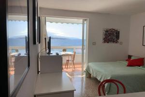 プンタ・デル・イダルゴにあるD-espacios elevados 2のベッドがあり海が見える寝室 +32枚の写真