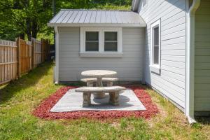 Quaint Appalachian Getaway about 2 Mi to Boone!外面的花园