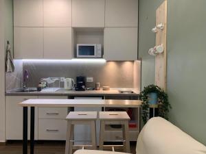 una pequeña cocina con mesa y microondas en Exceptional Refurnished Studio TOP Location en Sofía