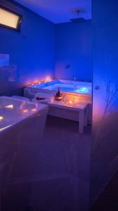 Camera blu con vasca e letto con luci di ETNEA 208 LUXURY JACUZZI SUITE Catania a Catania