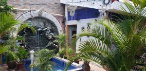 Mendoza’s Guest House veya yakınında bir havuz manzarası