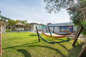 a hammock in the yard of a house at Pousada Casuarina Ferradura in Búzios