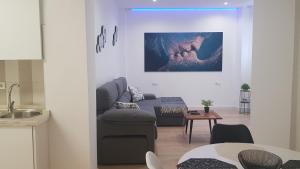 uma sala de estar com um sofá e uma mesa em Apartamento Pepi Adults Only em Santa Pola