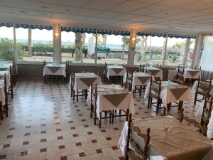 Ein Restaurant oder anderes Speiselokal in der Unterkunft Hotel Svizzera 