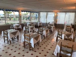 Ein Restaurant oder anderes Speiselokal in der Unterkunft Hotel Svizzera 