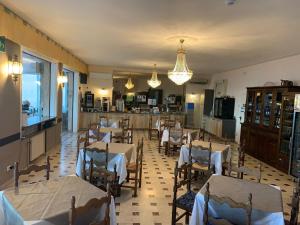 Ein Restaurant oder anderes Speiselokal in der Unterkunft Hotel Svizzera 