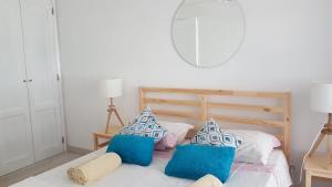 クアルテイラにあるApartment Girasol Front Beach Quarteira Algarveのベッドルーム1室(青い枕のベッド1台付)