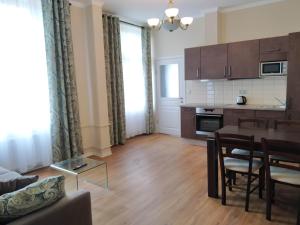 a living room with a kitchen and a dining room at Rezidence Beethoven in Karlovy Vary