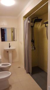 クアルテイラにあるApartment Girasol Front Beach Quarteira Algarveのバスルーム(トイレ、シャワー、シンク付)