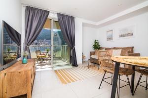 sala de estar con mesa y sillas en Luxury modern apartment with exceptional views!, en Gibraltar