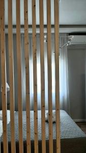 Posteľ alebo postele v izbe v ubytovaní Habitat Nafplio bnb - Open space studio