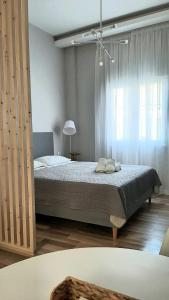 una camera da letto con un letto e due asciugamani di Habitat Nafplio bnb - Open space studio a Nauplia