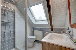 een badkamer met een douche, een toilet en een wastafel bij LES DEUX RIVIERES - Chambres & Table d'Hôtes - in Le Faouët