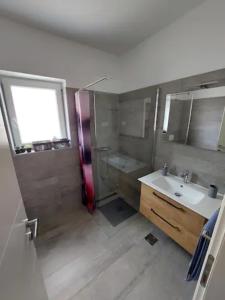 Koupelna v ubytování Modern apartment Ana + 10 fotografií