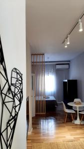 Televízia a/alebo spoločenská miestnosť v ubytovaní Habitat Nafplio bnb - Open space studio