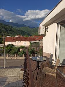 eine Terrasse mit einem Tisch und Stühlen auf dem Balkon in der Unterkunft Lastva Holliday Rooms in Budva
