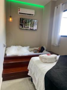 um homem deitado numa cama num quarto em SuRFCoRe House em Baía Formosa