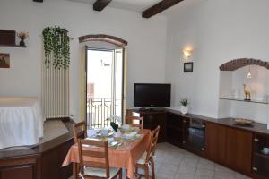 ein Wohnzimmer mit Tisch und Fernseher in der Unterkunft Domida Apartment in Bari