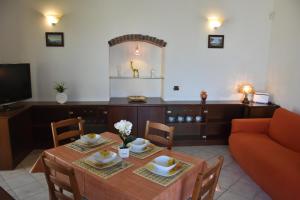 un soggiorno con tavolo e divano di Domida Apartment a Bari